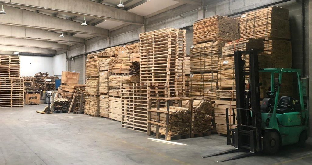 Almacén de madera apilada