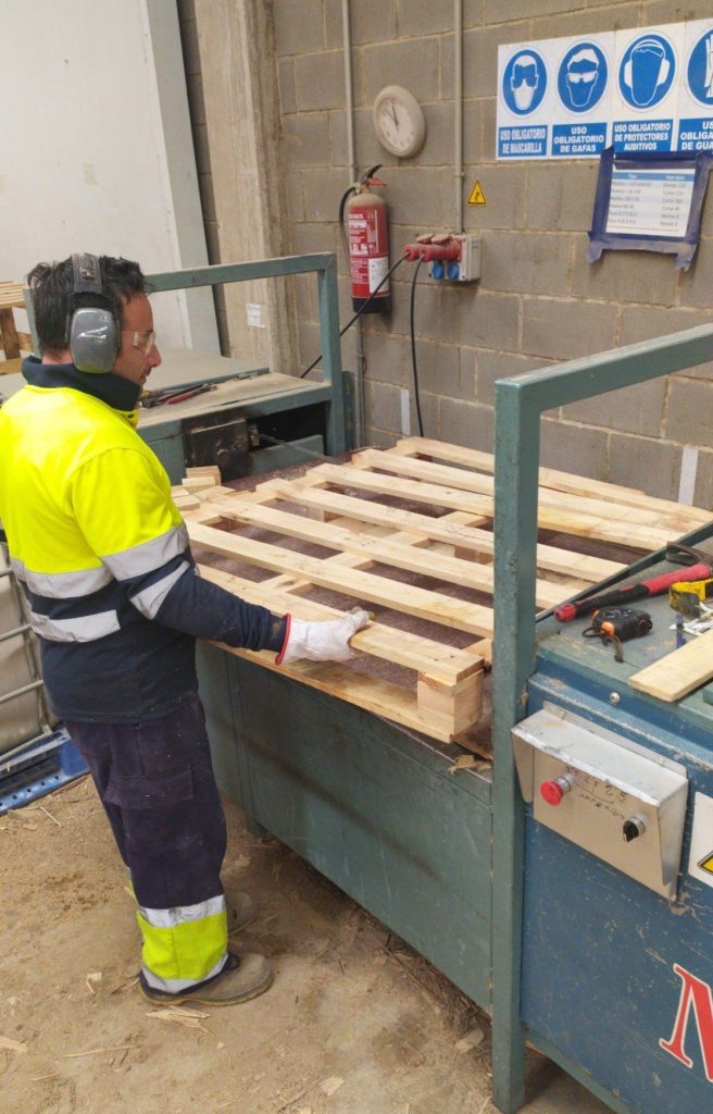 Hombre trabajando con madera