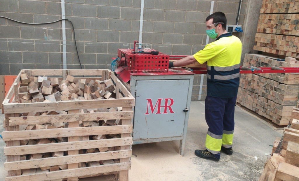 Hombre usando máquina de madera