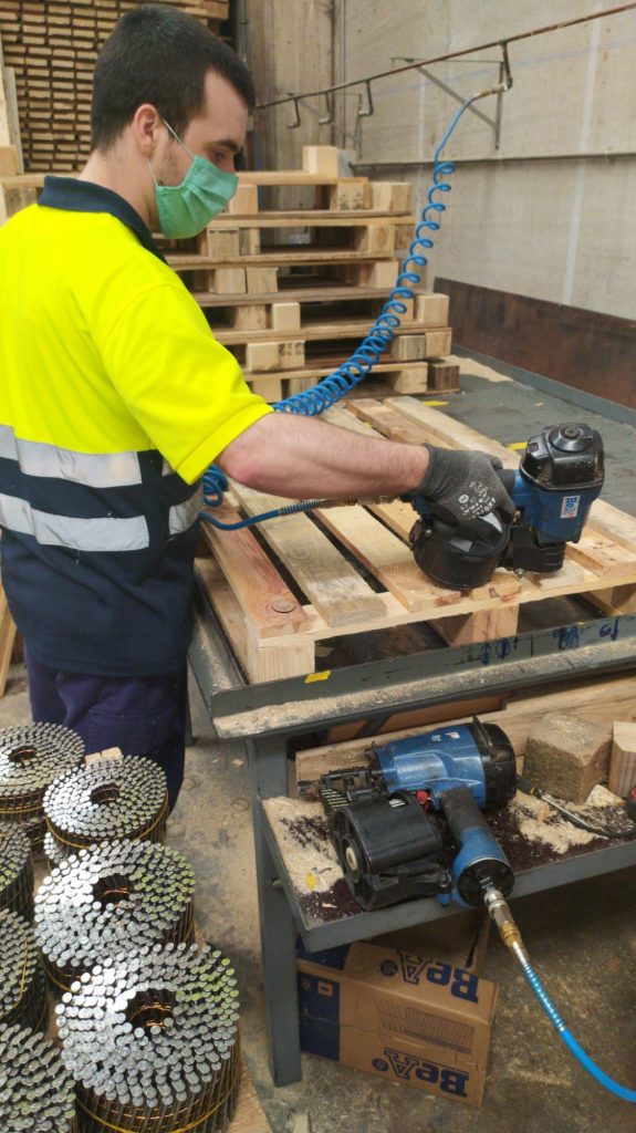 Hombre trabajando con herramientas eléctricas