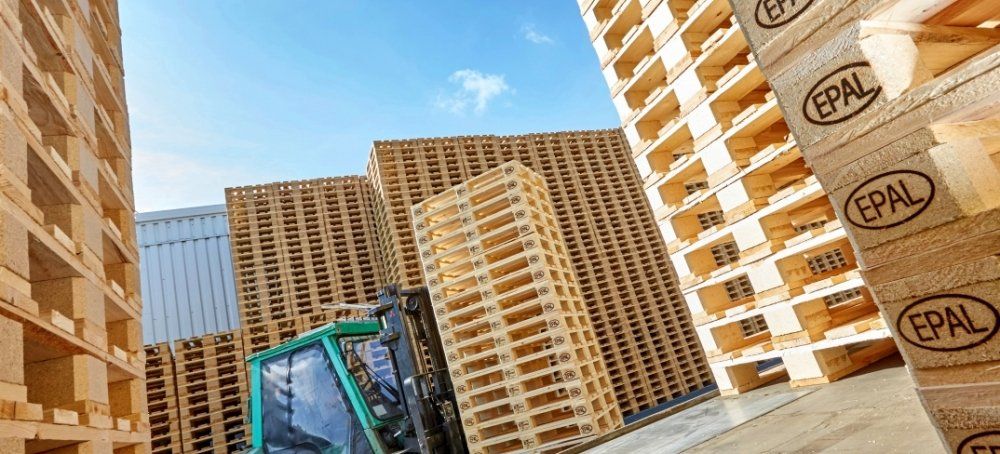 Estibas apiladas en almacén